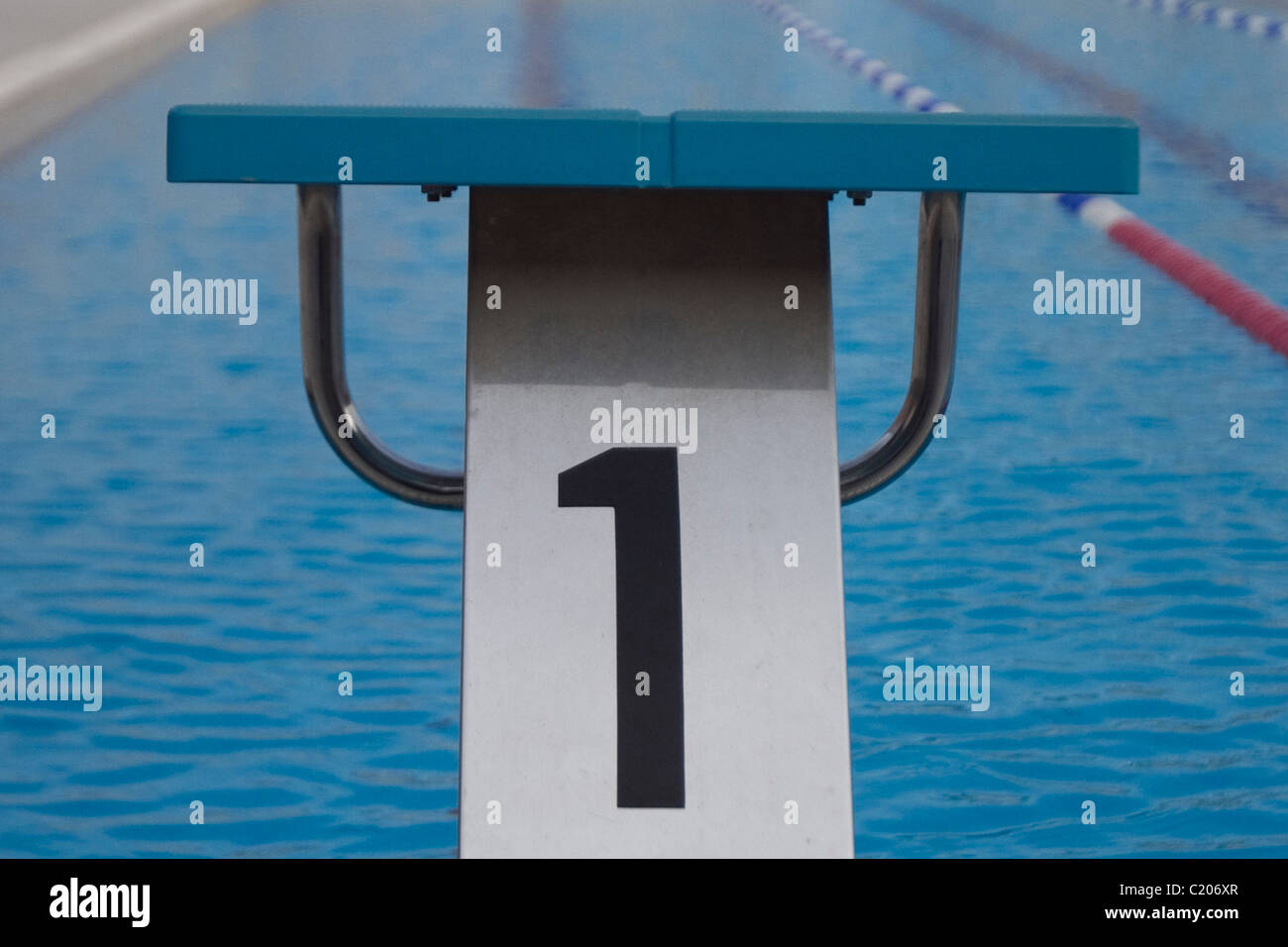 Le piattaforme di partenza con i numeri per le gare di nuoto Foto Stock