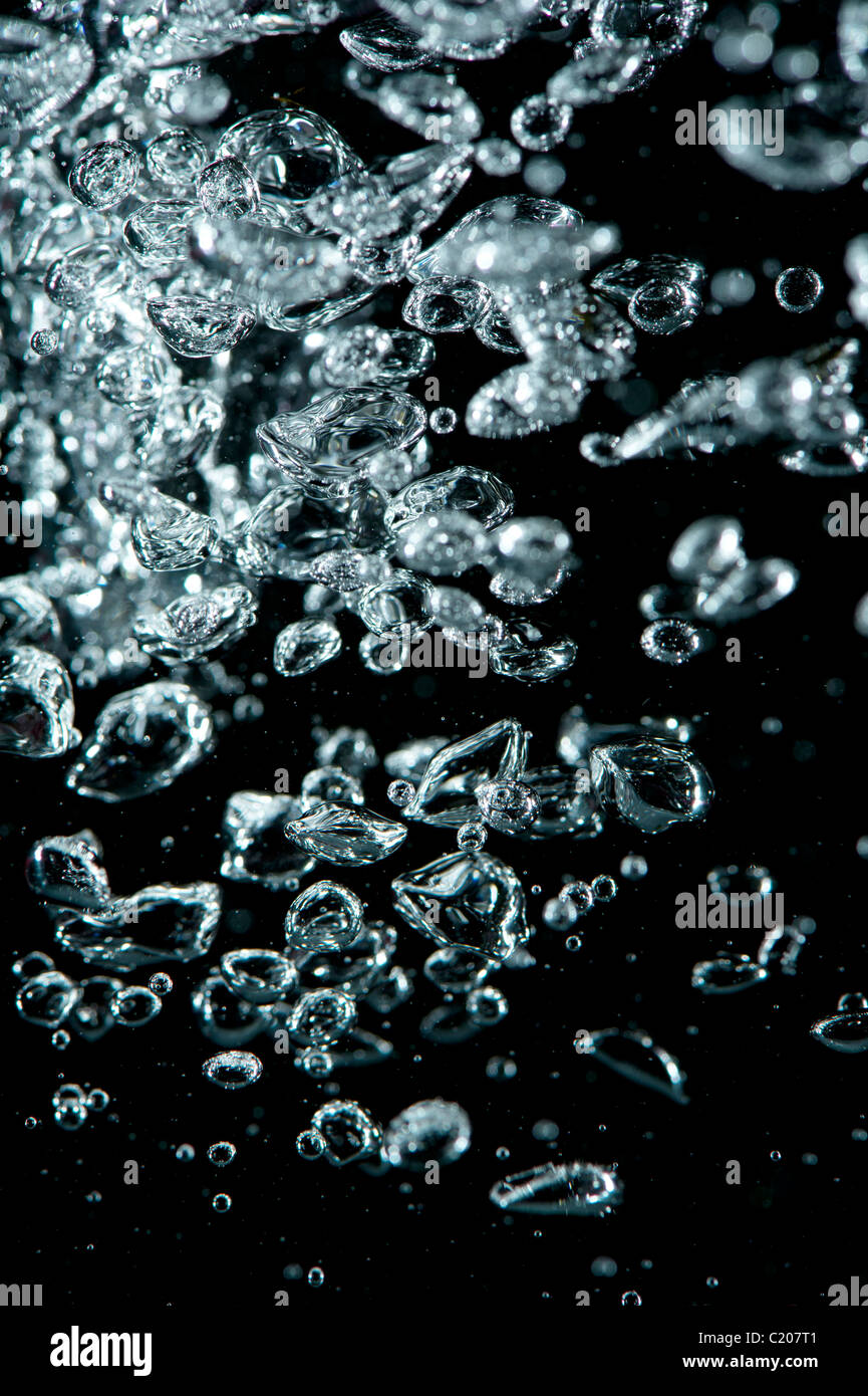 Acqua sul nero con bolle di aria Foto Stock