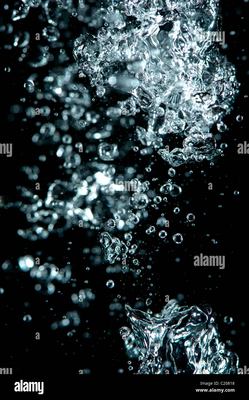 Acqua sul nero con bolle di aria Foto Stock