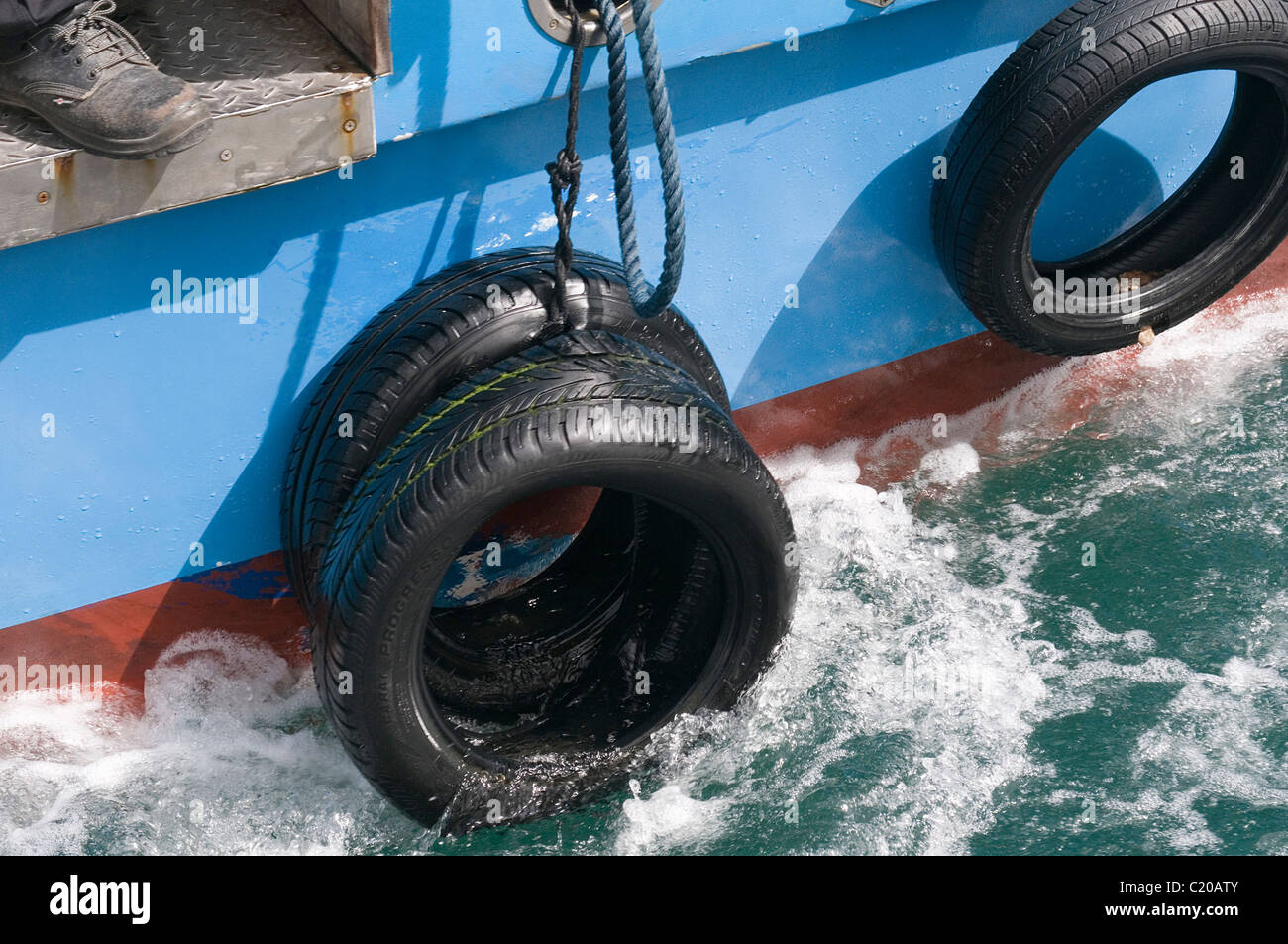 Vecchia auto pneumatici utilizzati per proteggere il lato di un bumper boat galleggianti riciclata riciclaggio riutilizzato Foto Stock