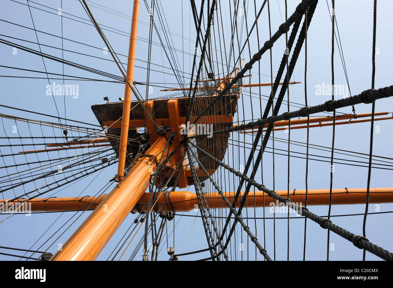 Dettaglio della complessa di funi e manovre sul montante di una vecchia nave a vela. Foto Stock Dettaglio della complessa di funi e manovre sul montante di una vecchia nave a vela. Foto Stock