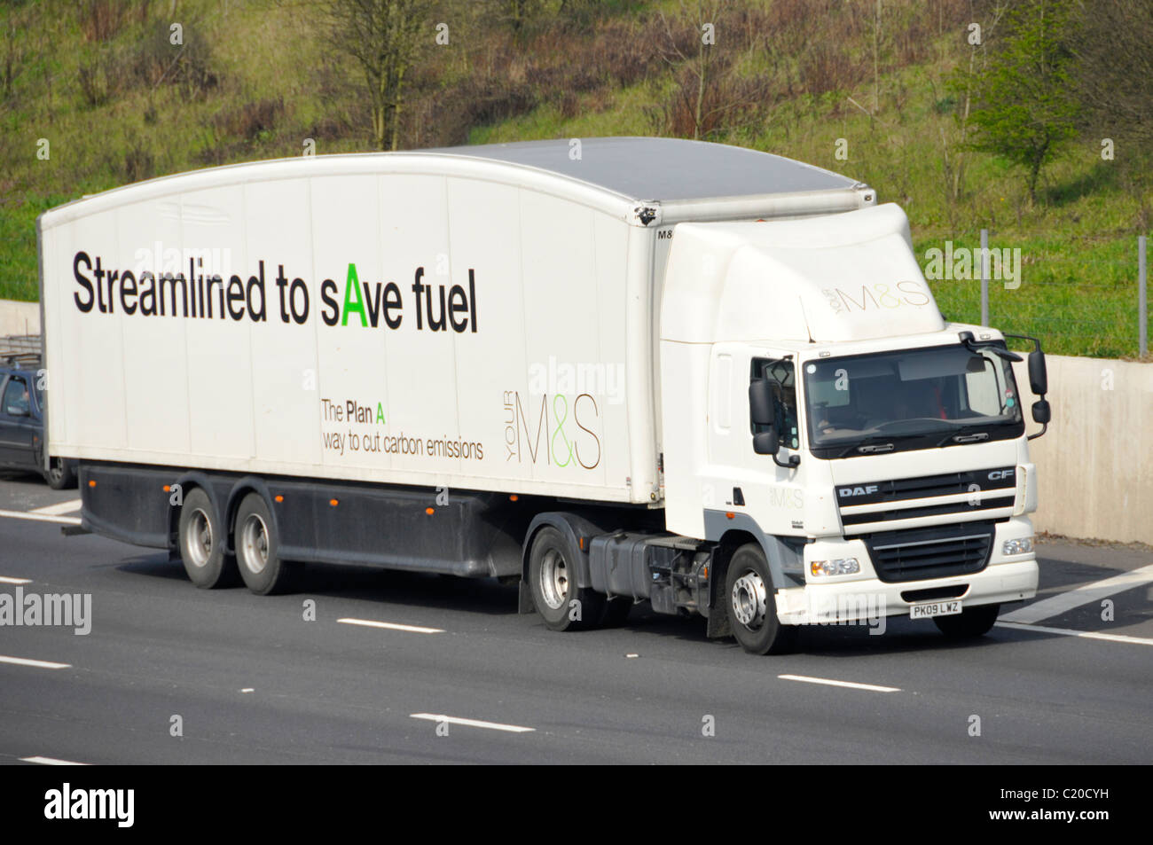 Daf Marks & Spencer supply chain store delivery autocarro autocarro con Aerodinamica ottimizzata M&S forma di rimorchio per risparmiare carburante percorrendo l autostrada del Regno Unito Foto Stock