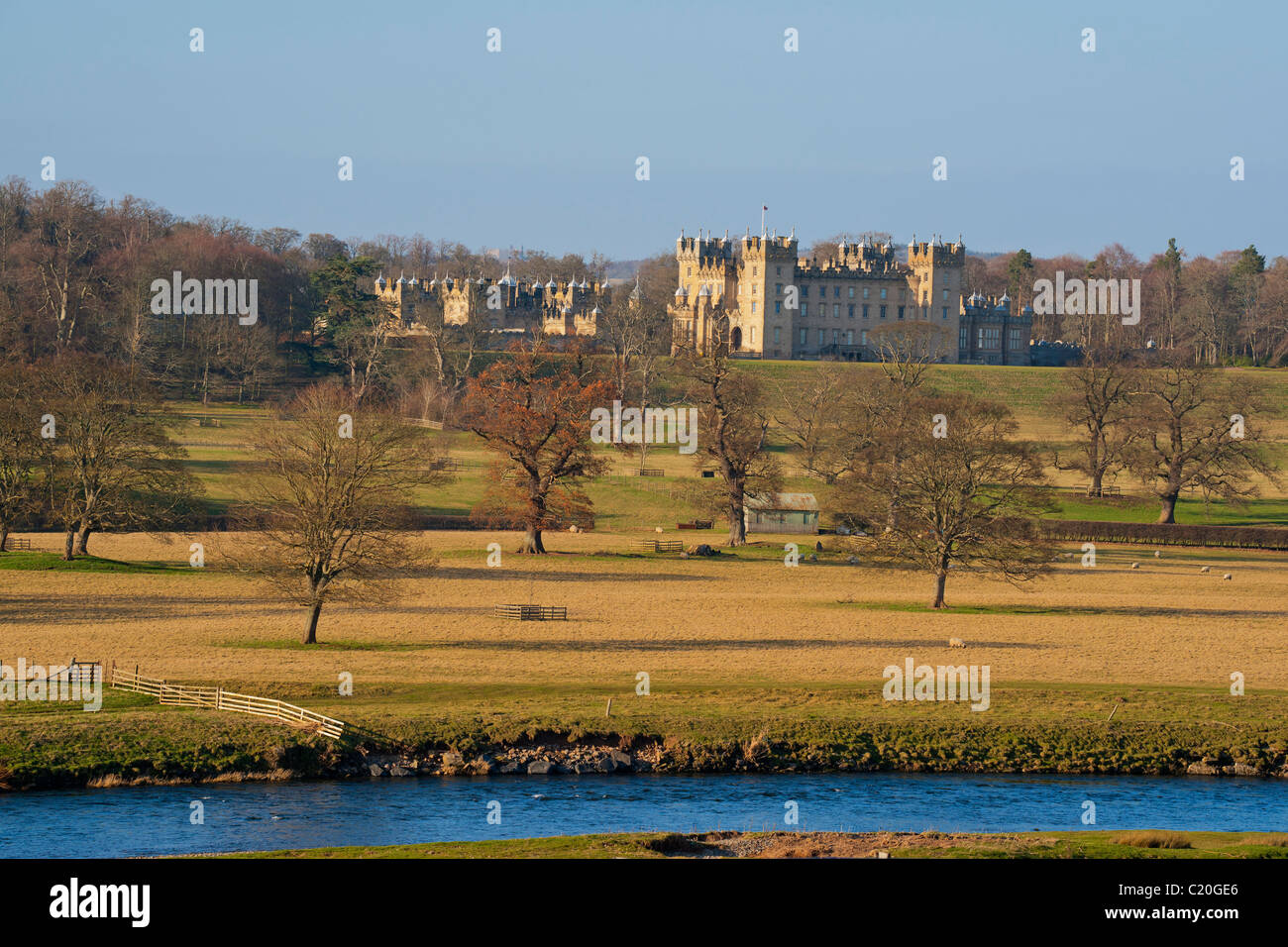 Piani il castello e il fiume Tweed, Kelso, regione di frontiere, Scozia Foto Stock