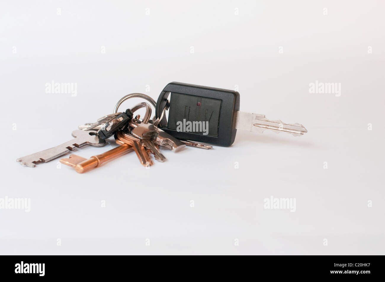 Un mazzo di chiavi su sfondo bianco Foto Stock