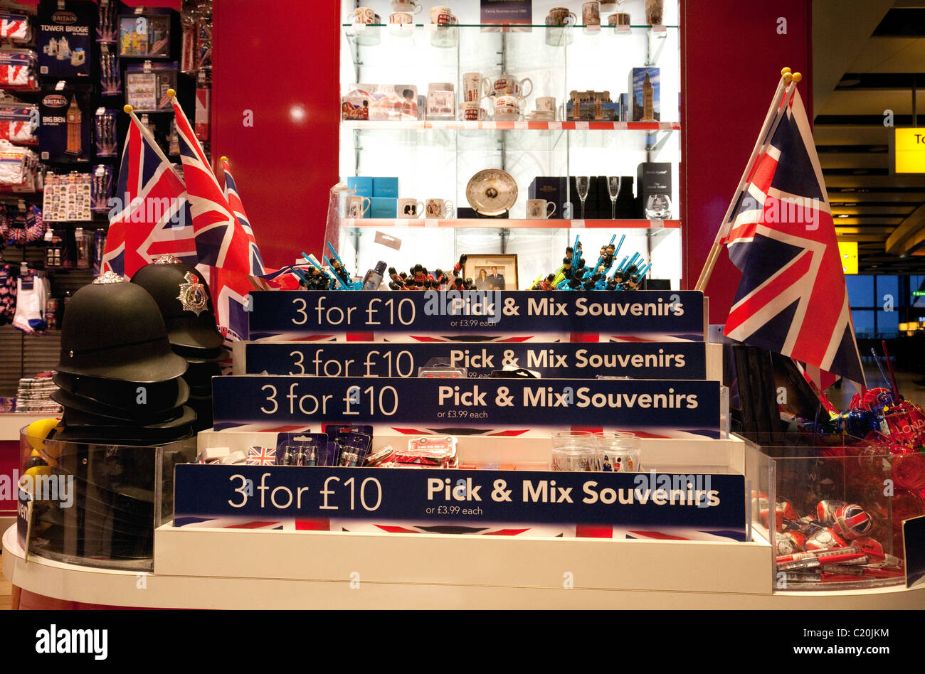 Negozio di souvenir della Gran Bretagna per la vendita, partenza lounge al Terminal 5 di Heathrow, London REGNO UNITO Foto Stock