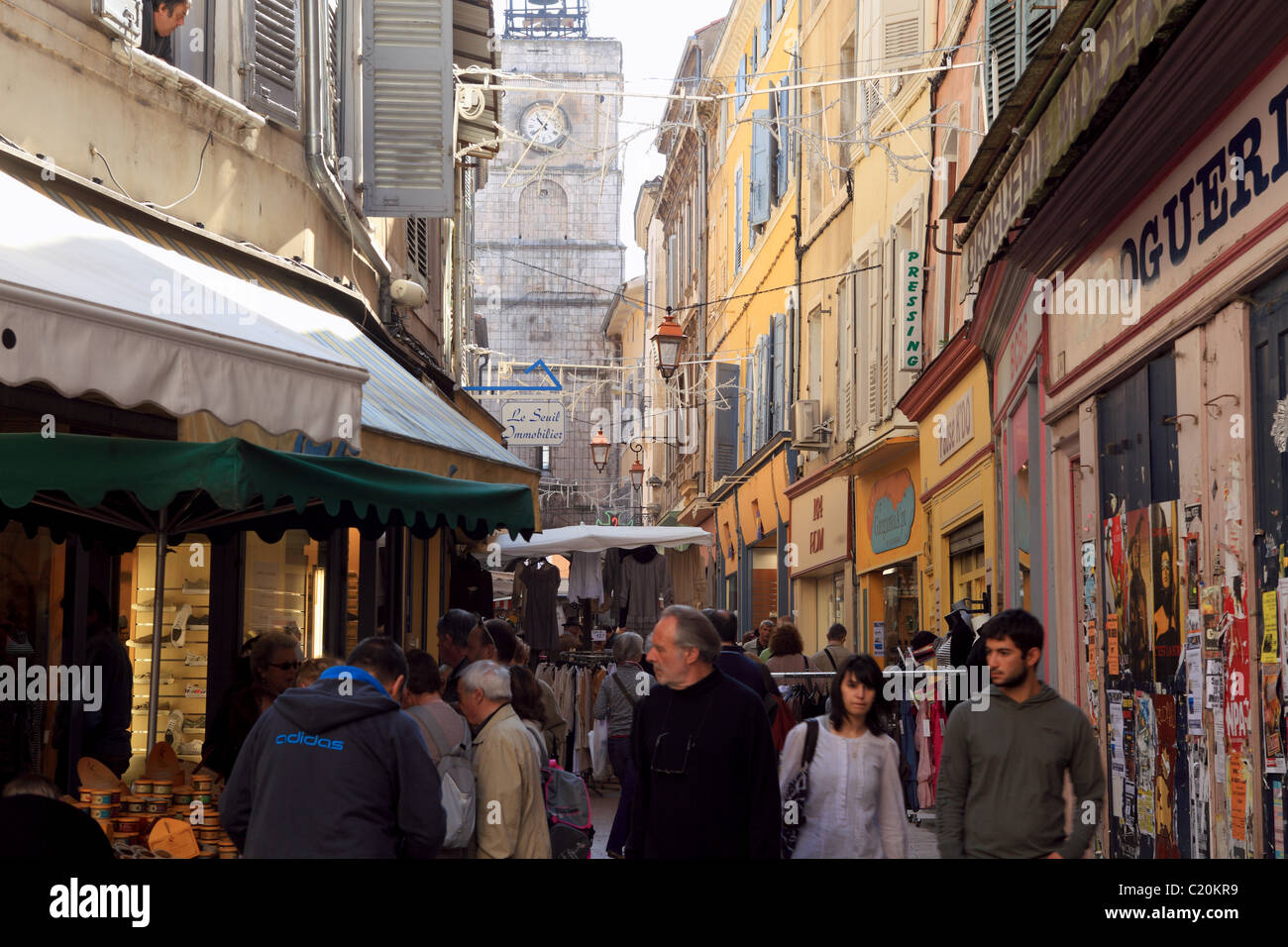 La vivace scena di strada durante il settimanale enorme mercato all'aperto di apt Foto Stock