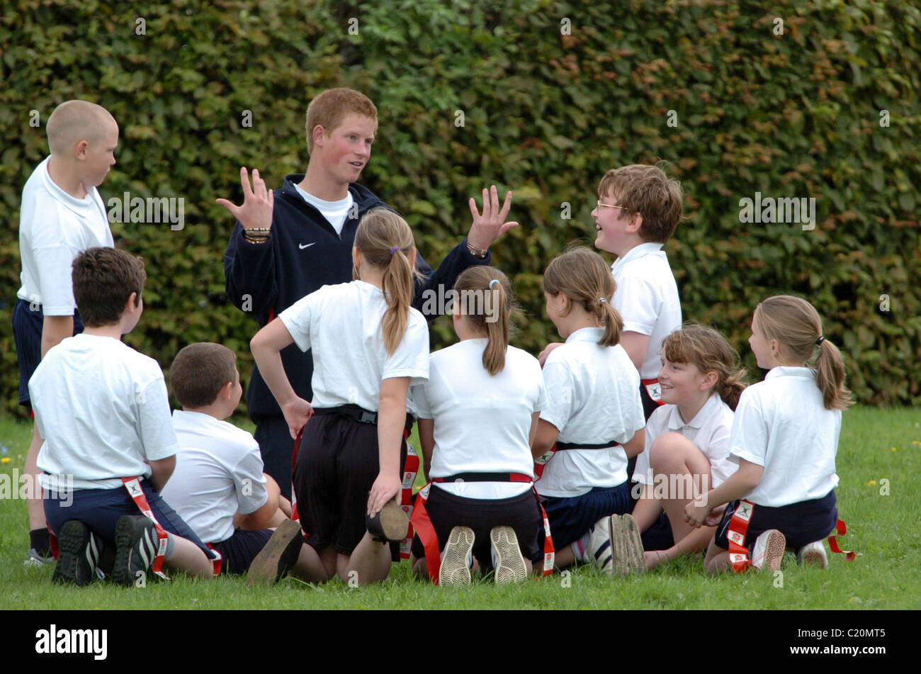 Il principe Harry coaching i bambini della scuola di rugby in Walsall 2004 Foto Stock