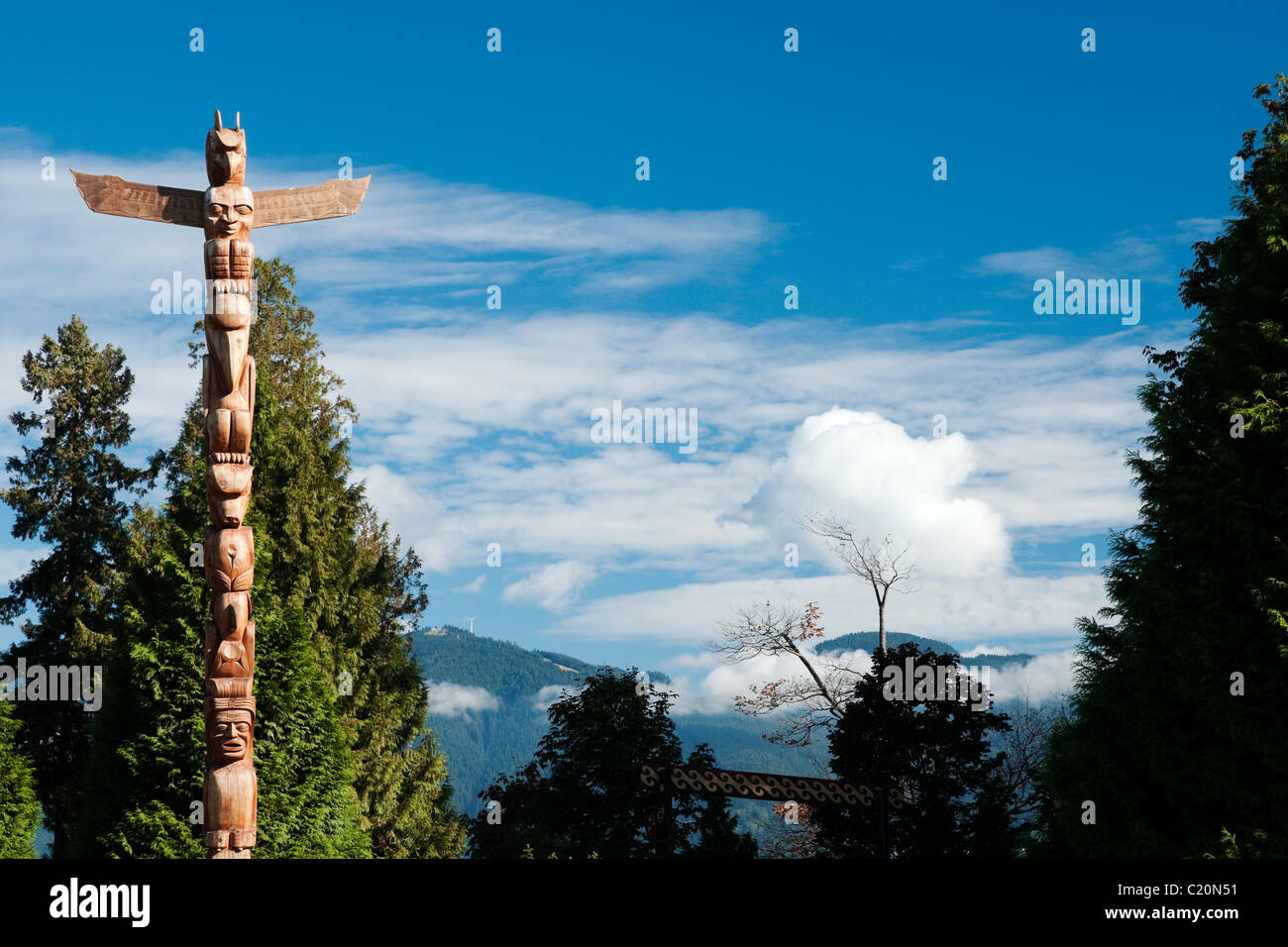First Nations Carving presso il Totem Park a Stanley Park di Vancouver, BC Canada. Foto Stock
