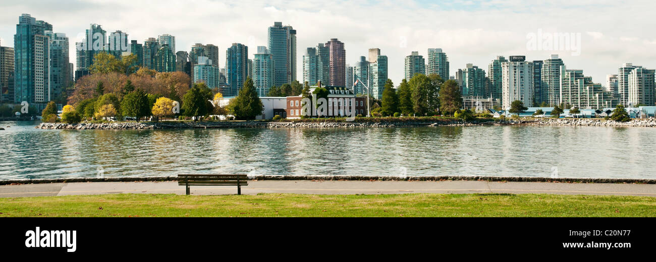 Il centro di Vancouver e isola di uomo morto come si vede da Stanley Park attraverso il porto di carbone. Foto Stock
