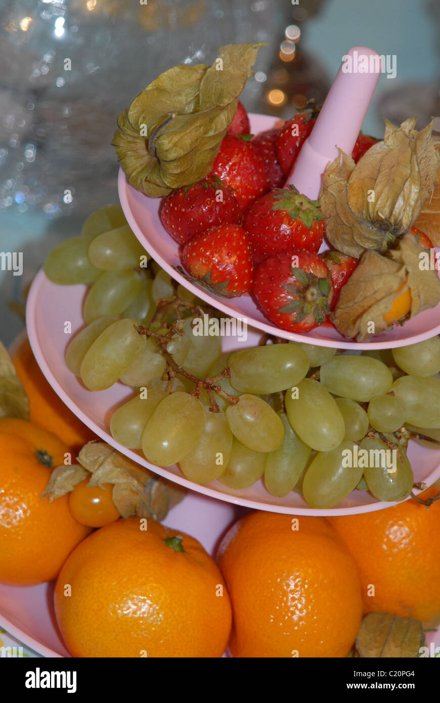 Frutta fresca su una torta Rosa Stand Foto Stock