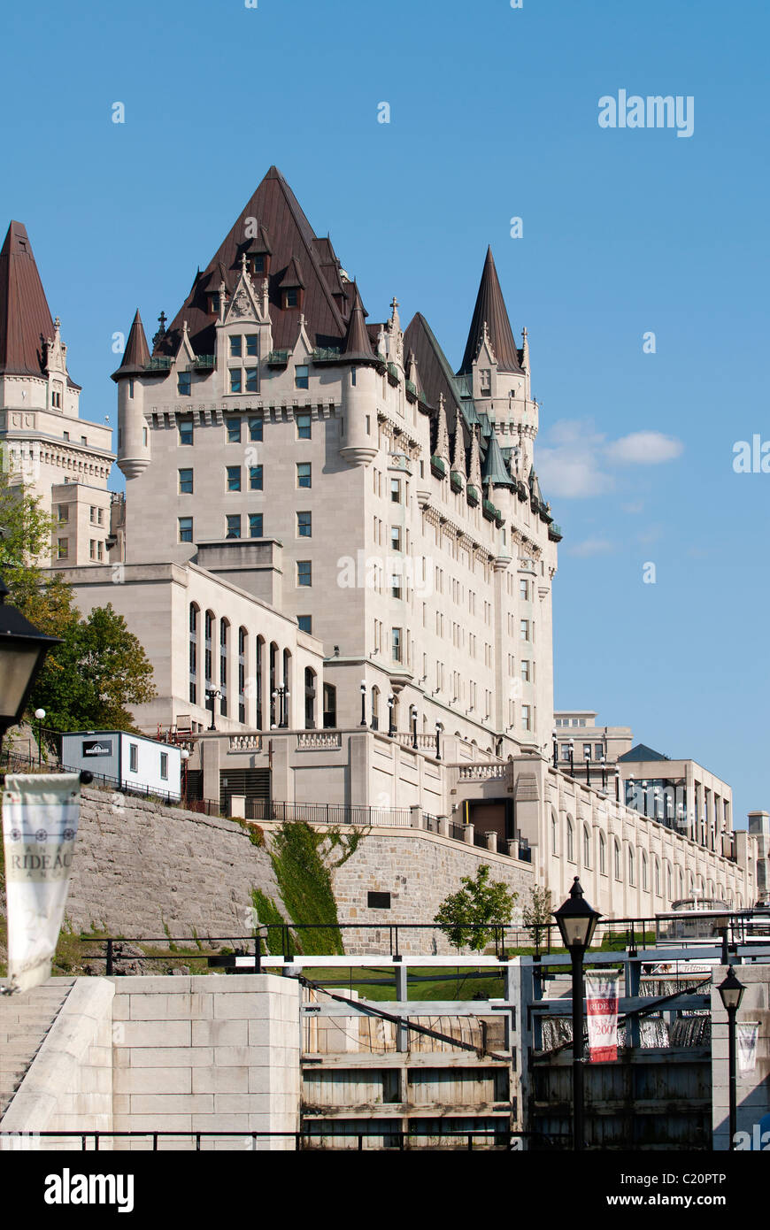 Fairmont Chateau Laurier Ottawa e una sezione del Canale Rideau chiude il sistema. Foto Stock