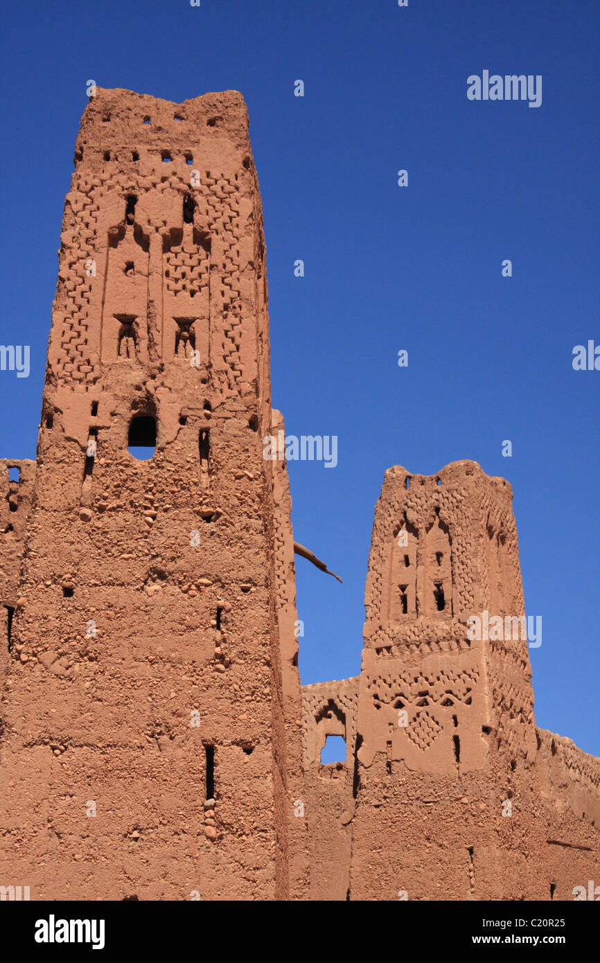 Kasbah dettaglio torretta torre con motivi berberi,Valle di mille casbah, oasi itinerario turistico, Alto Atlante, il sud del Marocco Foto Stock