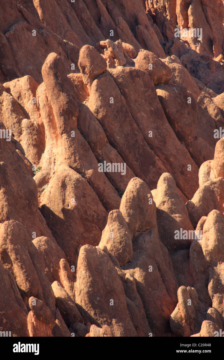 Tamnalt formazioni rocciose (collina di corpi umani), Dades Valley, vicino a Ouarzazate, Alto Atlante, Marocco, Africa del Nord Foto Stock