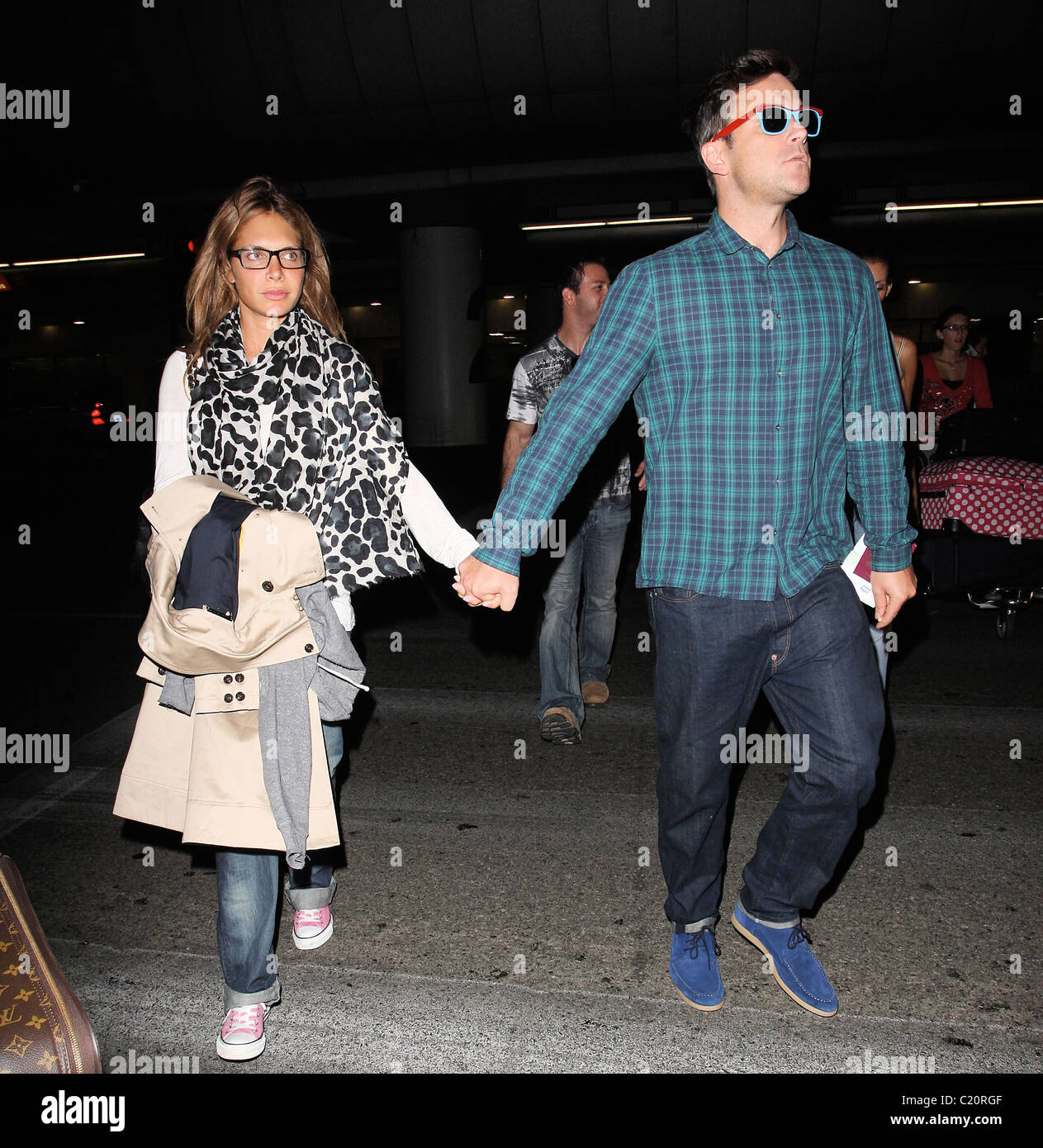 Robbie Williams con il suo blue suede scarpe blu e controllato shirt arriva  a Los Angeles con la fidanzata Ayda Field di Los Angeles Foto stock - Alamy