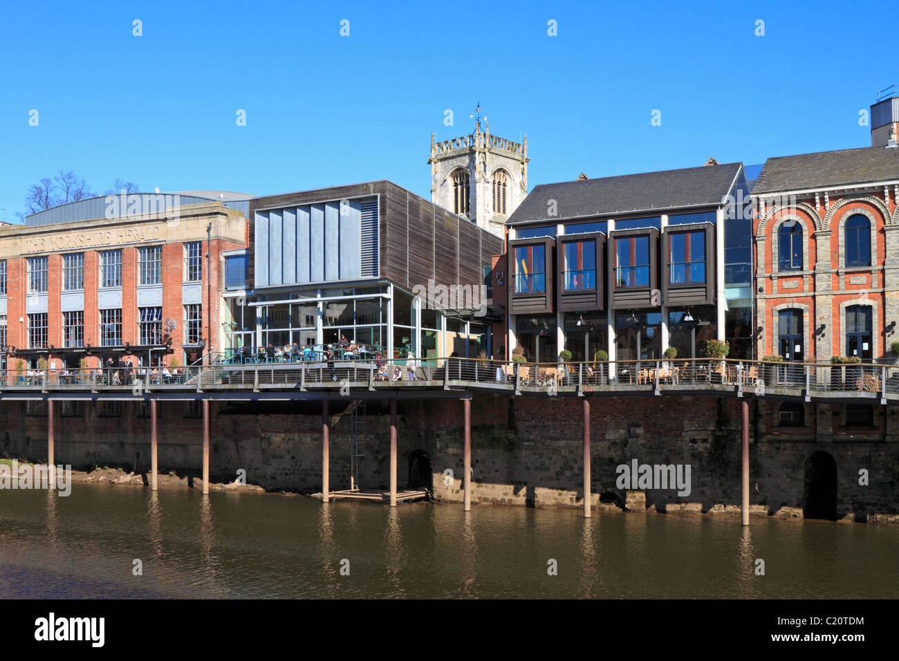 Barra di rivoluzione nella ex Yorkshire Herald edificio e Pitcher & Piano Bar, Riverside, fiume Ouse, York, North Yorkshire, Inghilterra, Regno Unito. Foto Stock