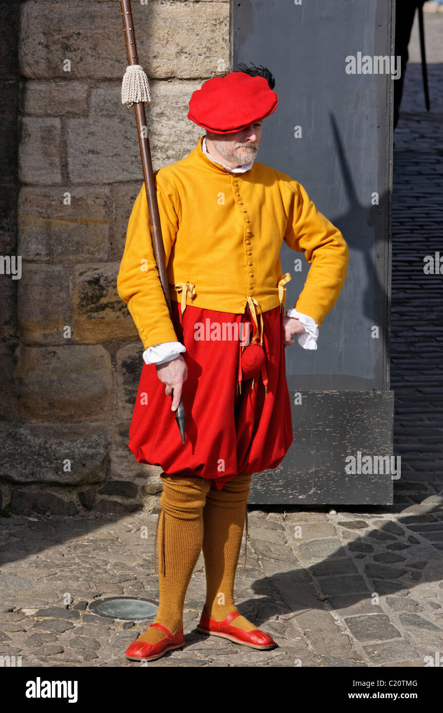 Un assistente in costume al Castello di Stirling, Scozia, Regno Unito. Foto Stock