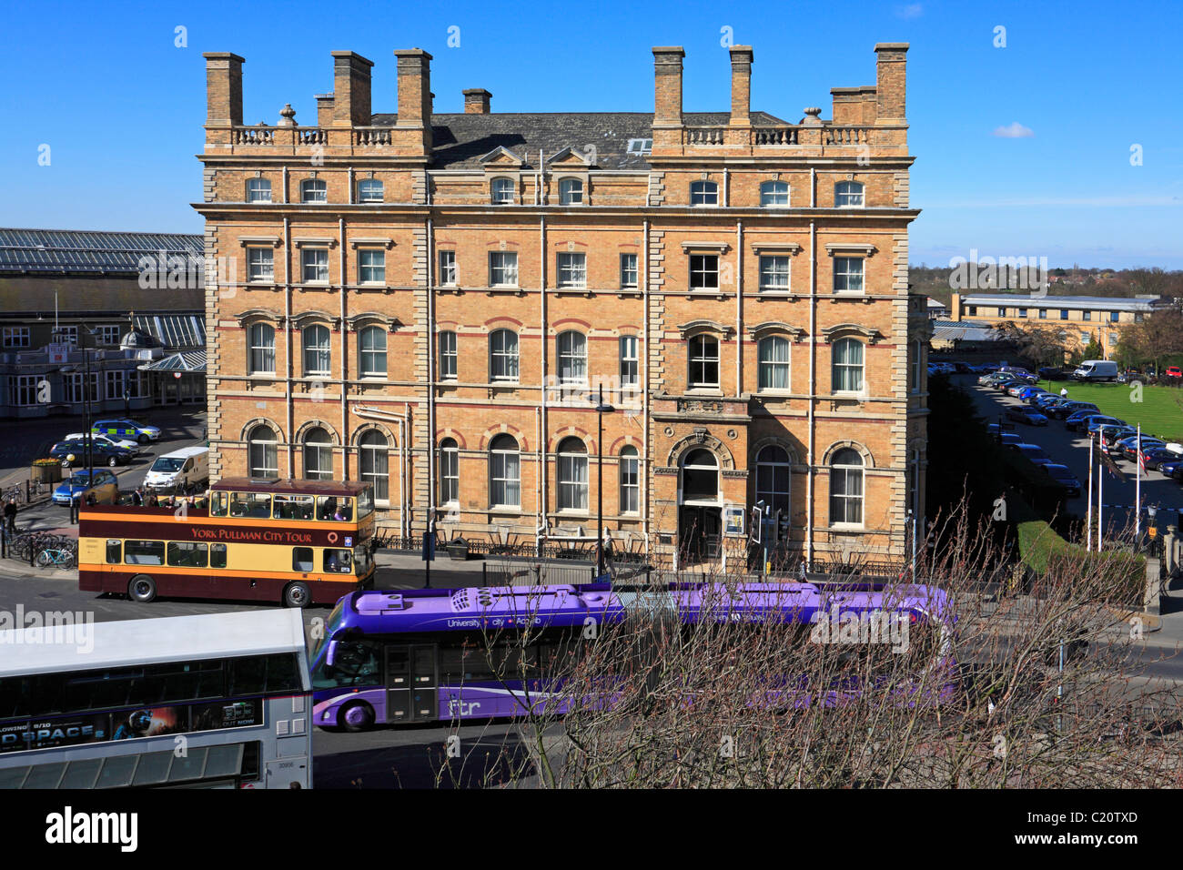 Open top tour bus e un ftr bendy bus fuori dalla Royal York Hotel e la stazione ferroviaria, York, North Yorkshire, Inghilterra, Regno Unito. Foto Stock