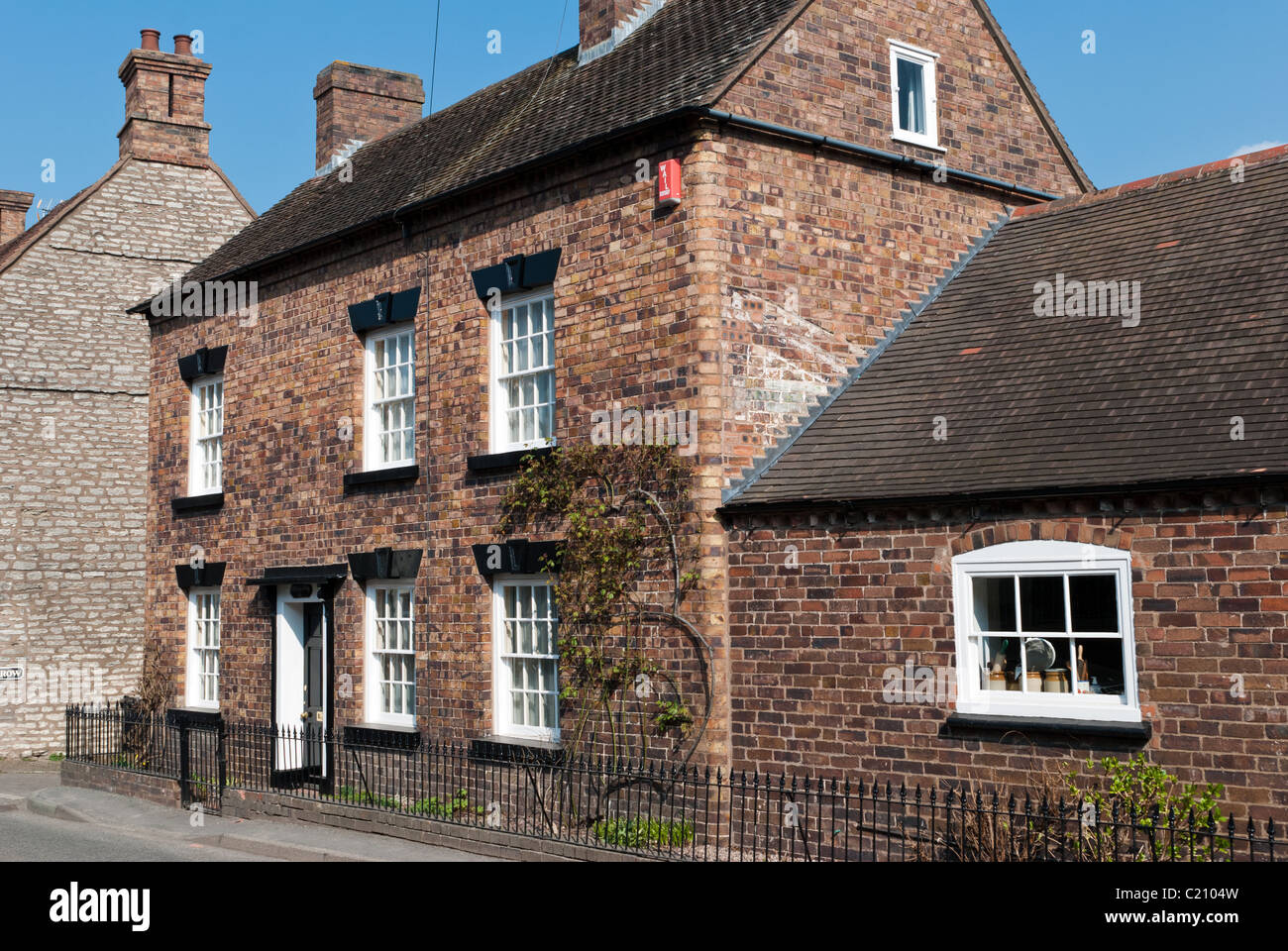 Tipico costruiti in mattoni casa nello storico Shropshire città di Much Wenlock Foto Stock