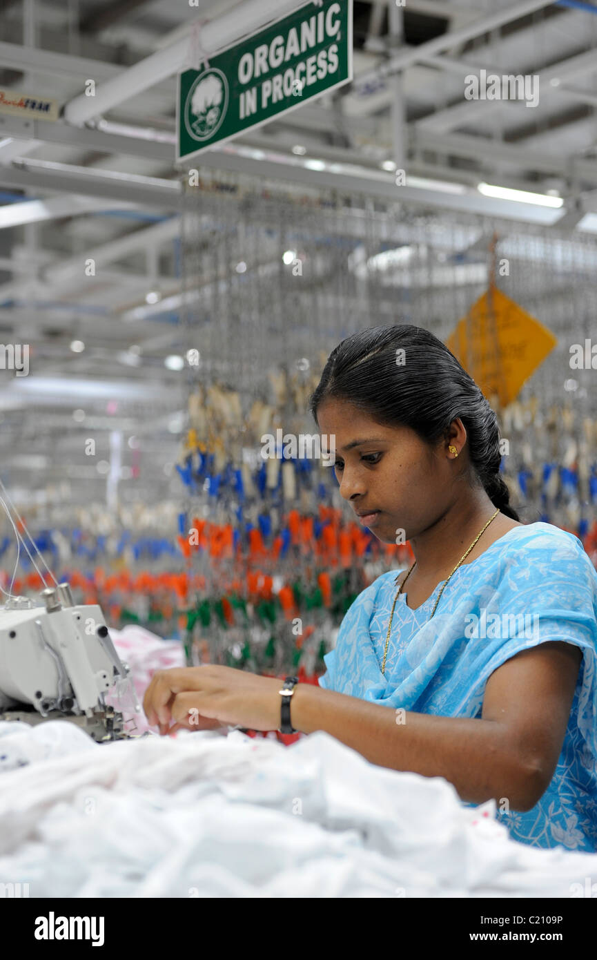 India, nello Stato del Tamil Nadu, Tirupur , le donne che lavorano nel commercio equo e solidale in fabbrica tessile, produzione di indumenti e gli ornamenti per l'esportazione- abbigliamento abbigliamento gli ornamenti Foto Stock
