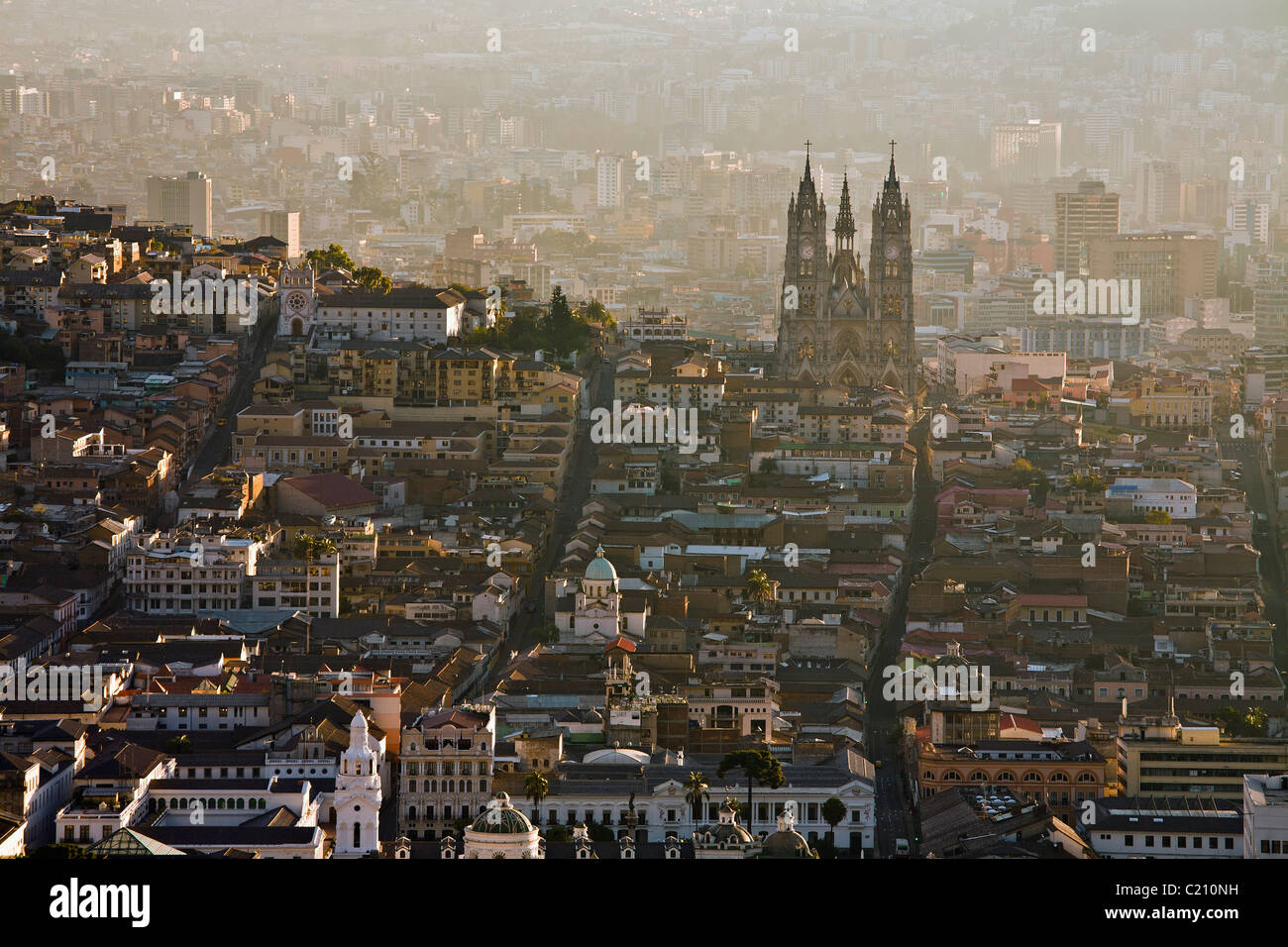 Sunrise vista la basilica del voto nacional di Quito, Ecuador Foto Stock