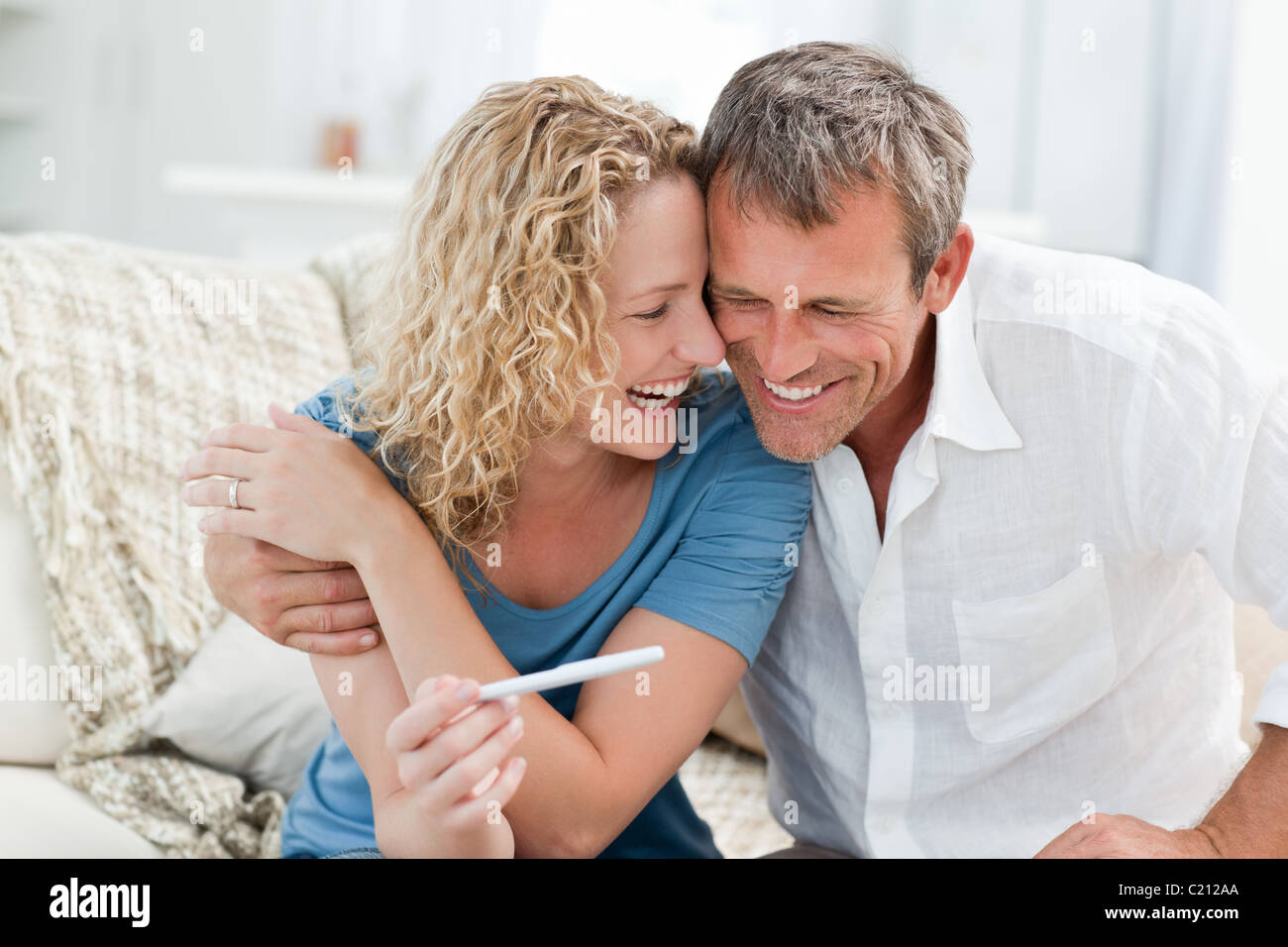 Gli amanti felici guardando un test di gravidanza Foto Stock