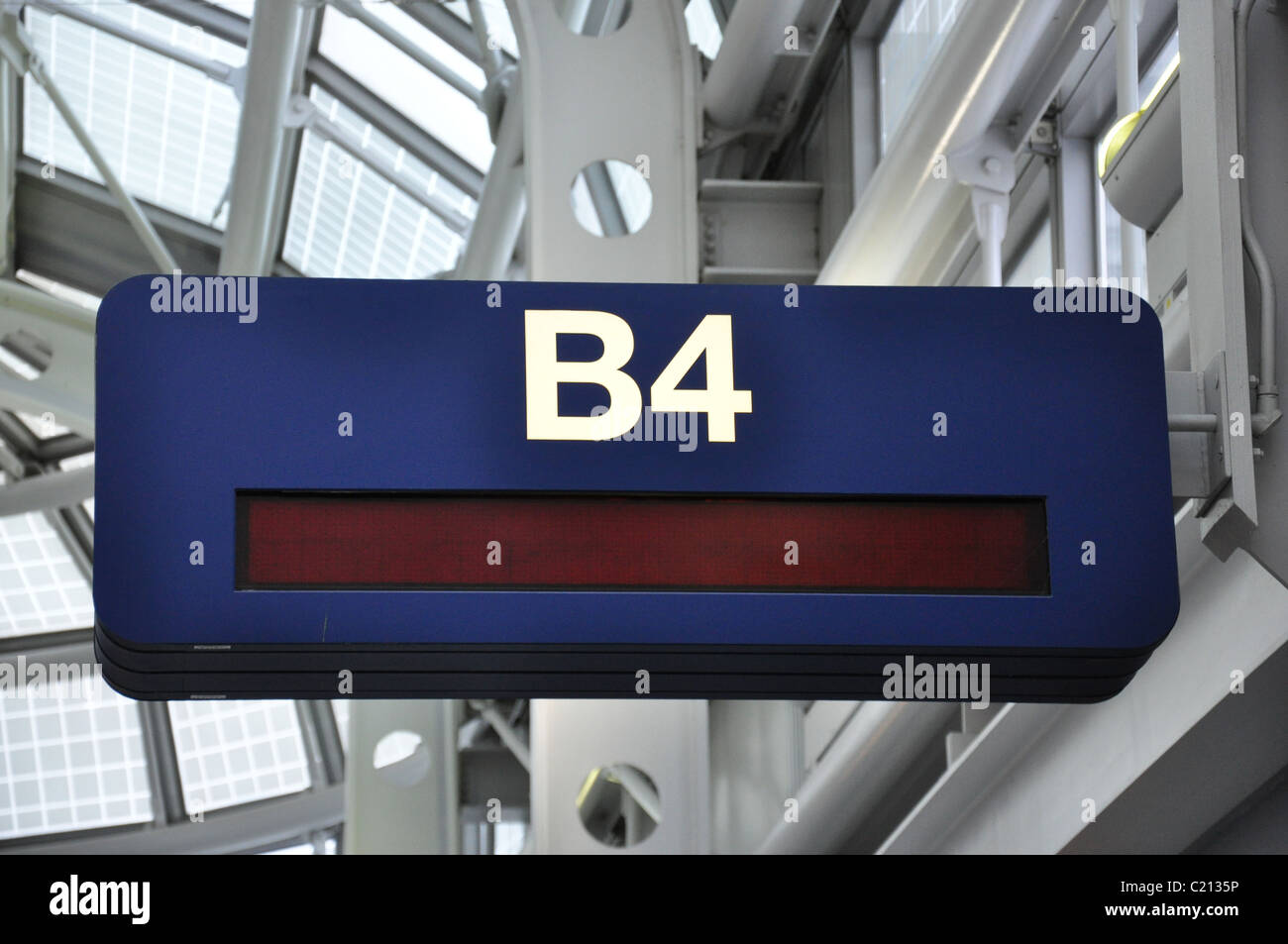 Un blu scuro aeroporto B4 segno di gate Foto Stock
