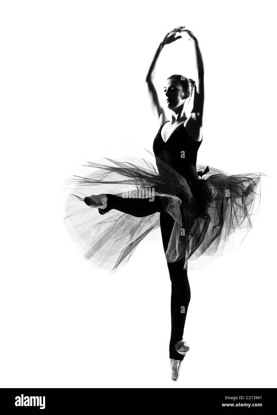 Una bella donna caucasica ballerina dancing leap jumping a lunghezza piena su studio isolato sfondo bianco Foto Stock