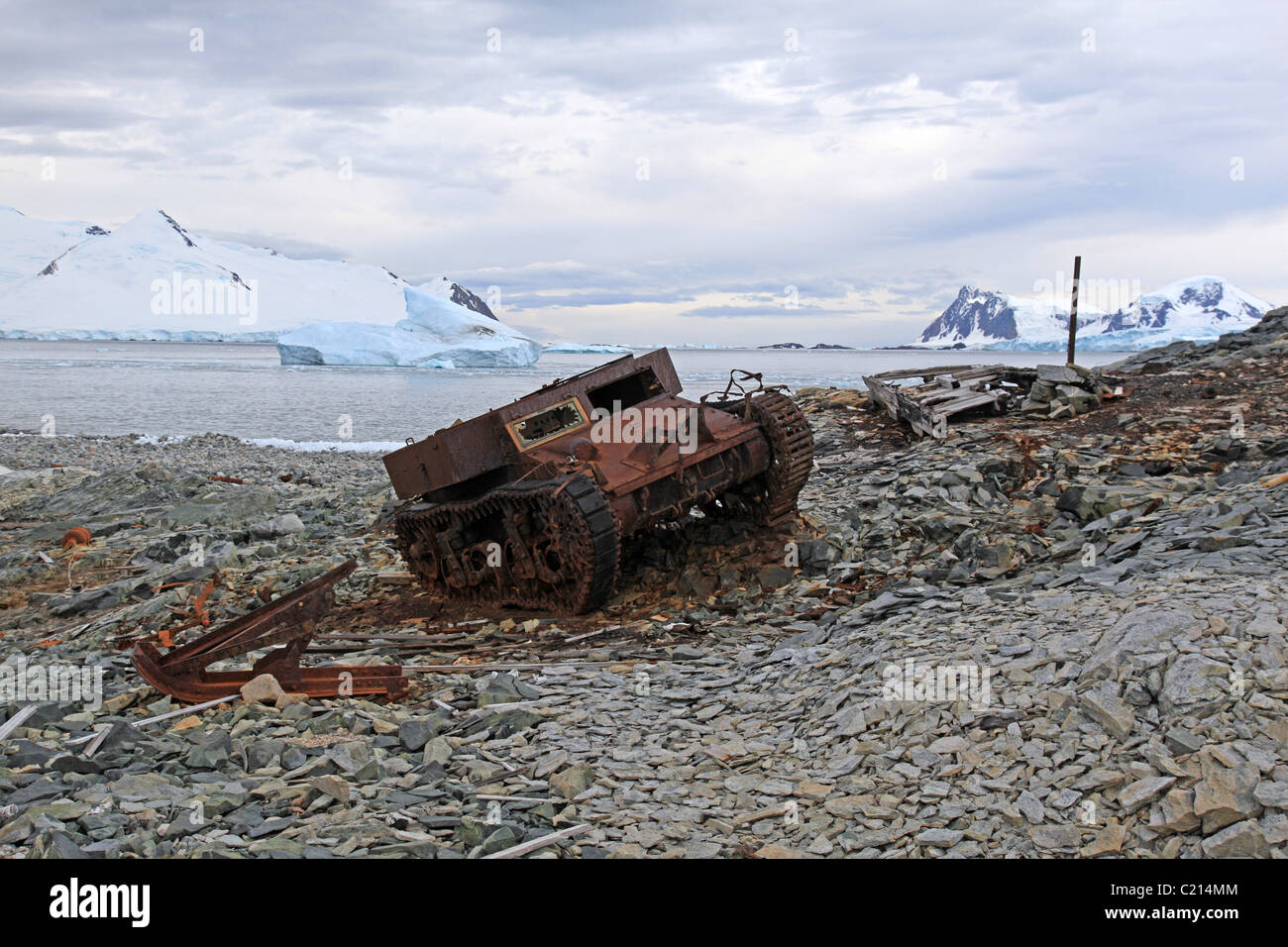 [Caterpillar-veicolo cingolato] a [Est Base] (1940-1941 1947-1948) degli Stati Uniti servizio antartico su [Stonington Island] Foto Stock