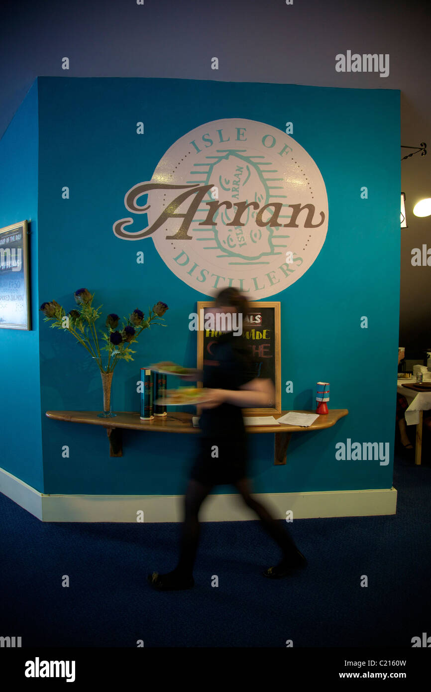 Una cameriera che serve cibo a Isle of Arran Distillery ristorante. Foto Stock