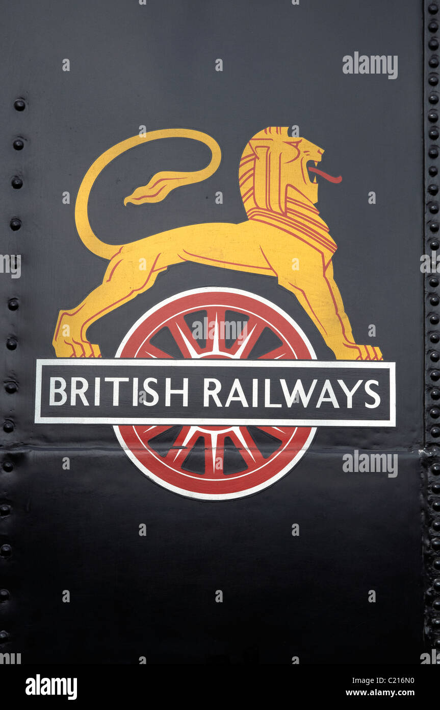 Early British Railways emblema conosciuta come 'ciclismo lion' sul lato di un dipinto di nero GWR serbatoio del motore. Foto Stock