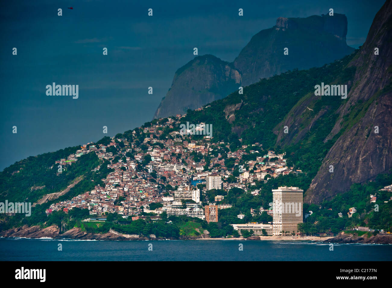 La mattina presto presso la spiaggia di Leblon, Favela vista, Rio de Janeiro, Brasile, Sud America Foto Stock