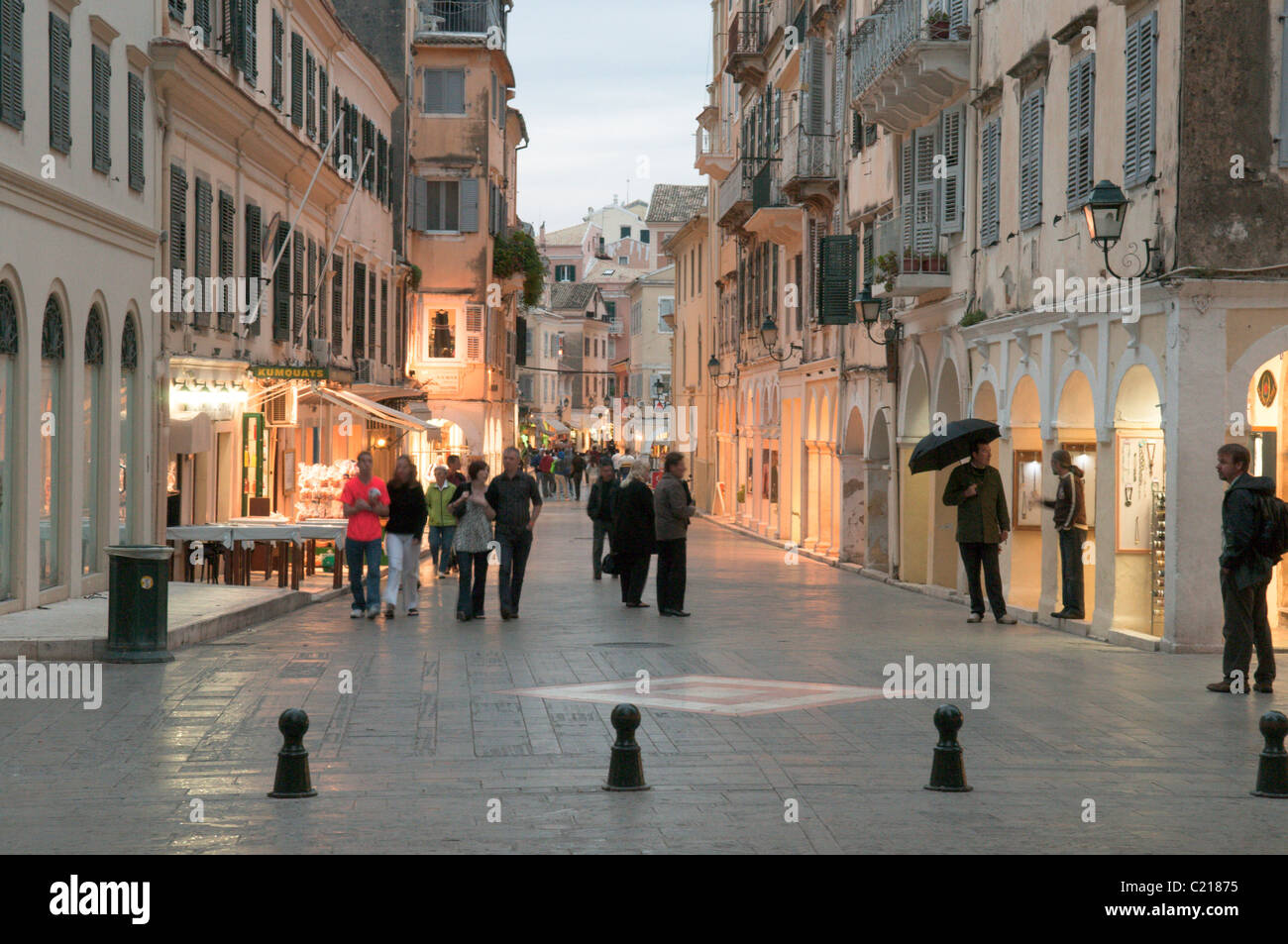 Corfù, Grecia. Ottobre. Per le strade della città di Corfù. Di sera. Foto Stock