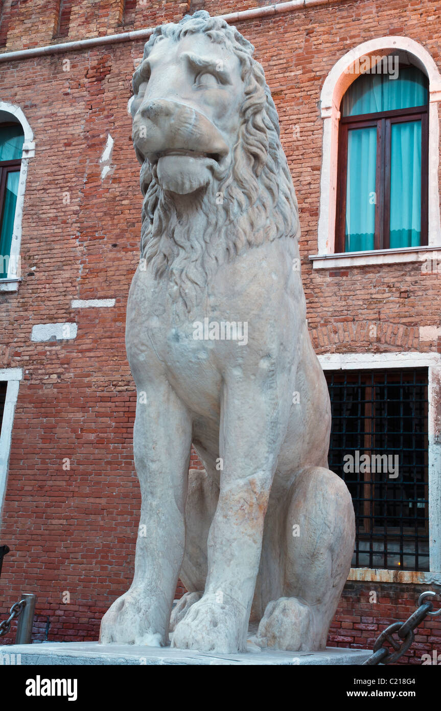 Il Pireo Lion statua sul display all'Arsenale di Venezia, Venezia, Italia Foto Stock