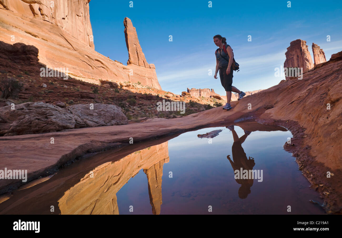 Una donna escursionismo "Broadway" nel Parco Nazionale di Arches, Utah, Stati Uniti d'America. Foto Stock