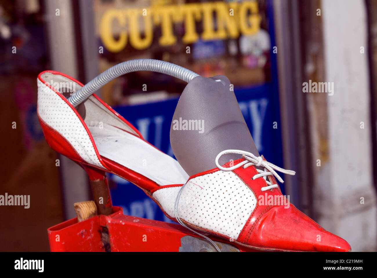 Aggiungere in un paio di scarpe il punto di riparazione Foto Stock