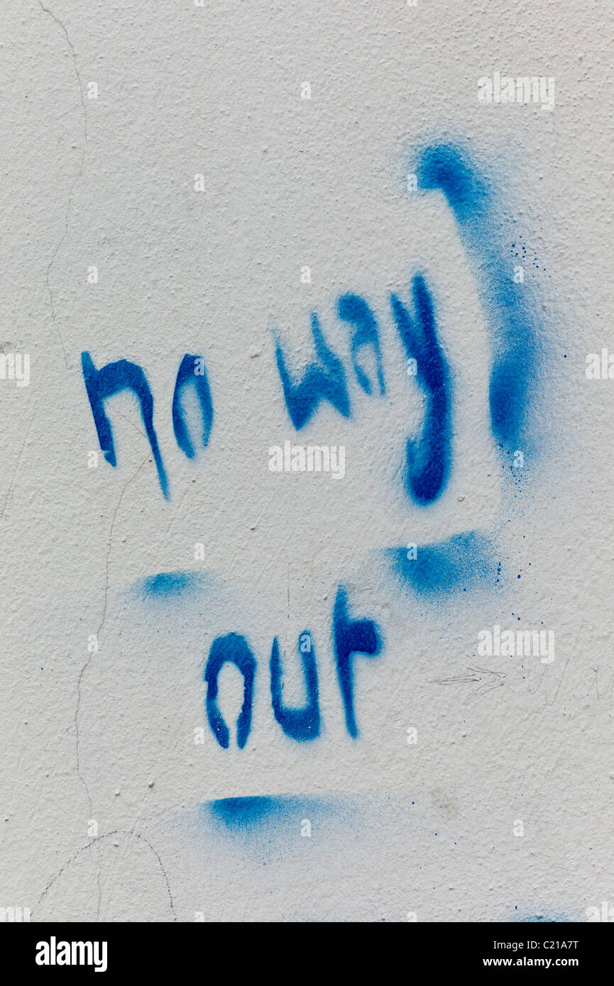 Stencil / Graffiti che mostra il testo 'No way out' in colore blu su una parete bianca a Monaco di Baviera, Germania Foto Stock
