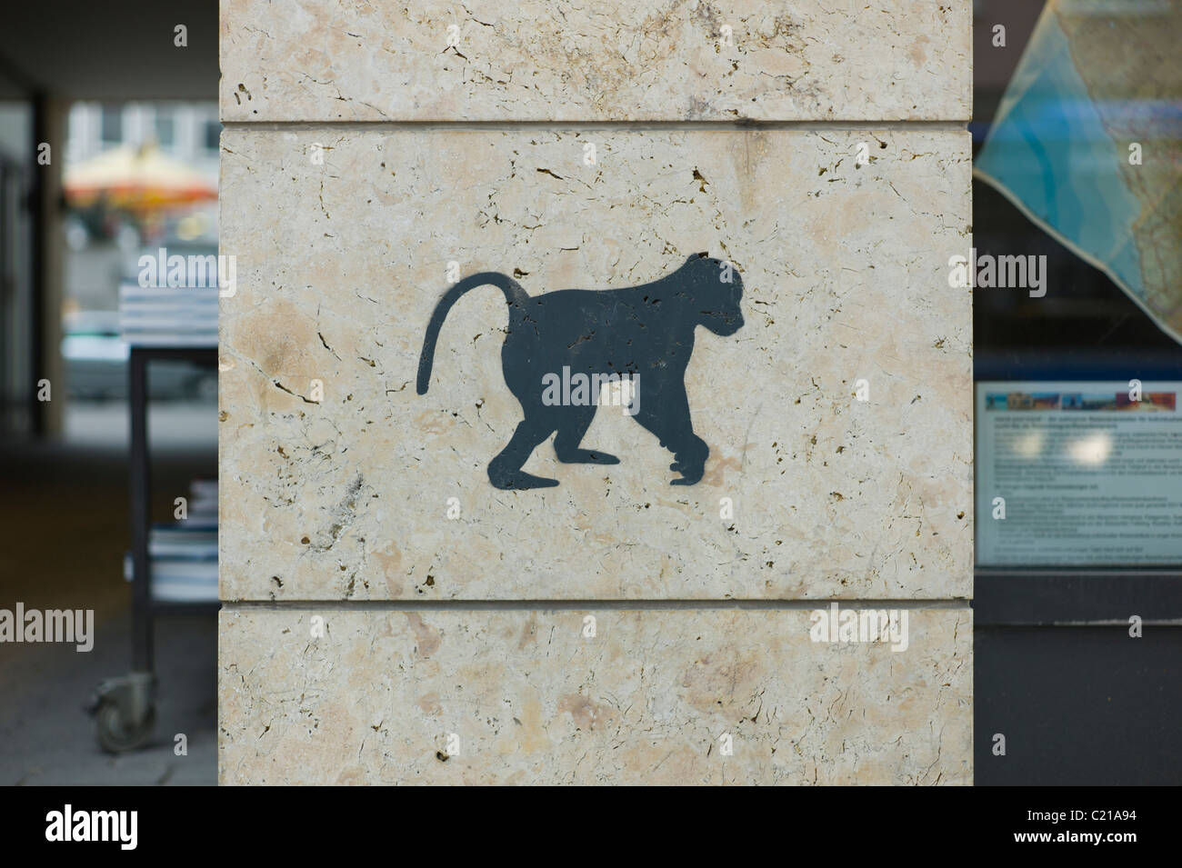 Nero (stencil graffito) di una scimmia su un muro nel centro della città di Monaco di Baviera Foto Stock Nero (stencil graffito) di una scimmia su un muro nel centro della città di Monaco di Baviera Foto Stock