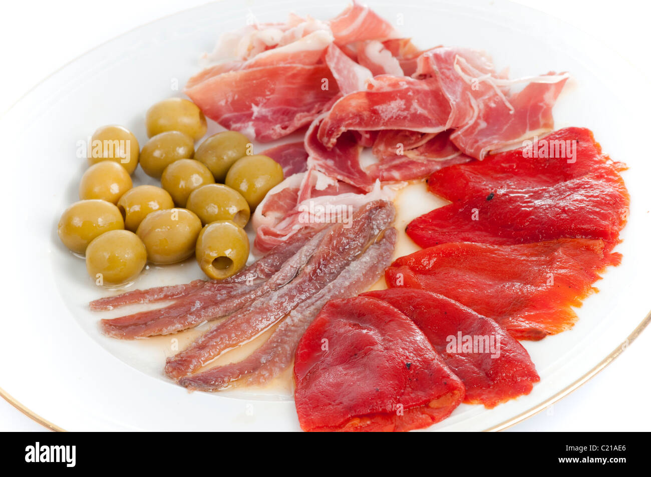 Tapas spagnoli con prosciutto Serrano, arrosto peperoni piquillo, olive, acciughe e lattuga. Foto Stock