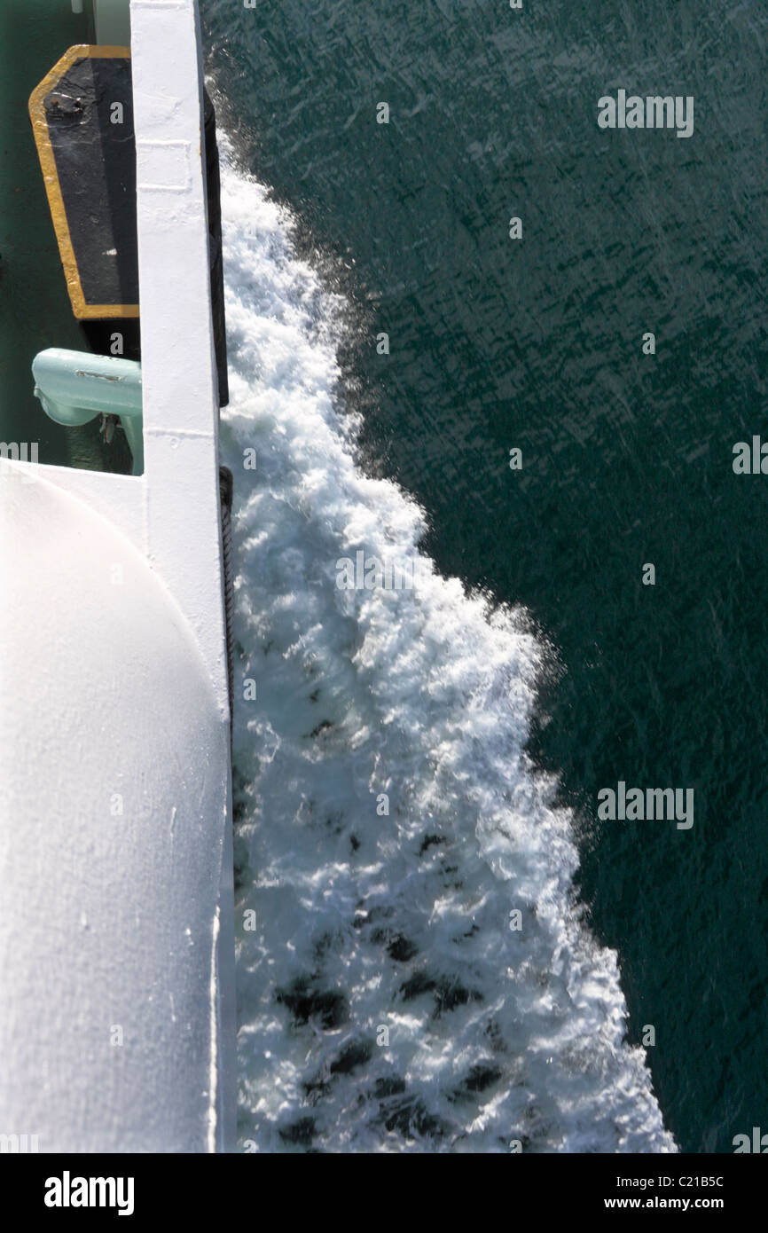 Onda di prua sulla Kennacraig a Port Askaig ferry Foto Stock