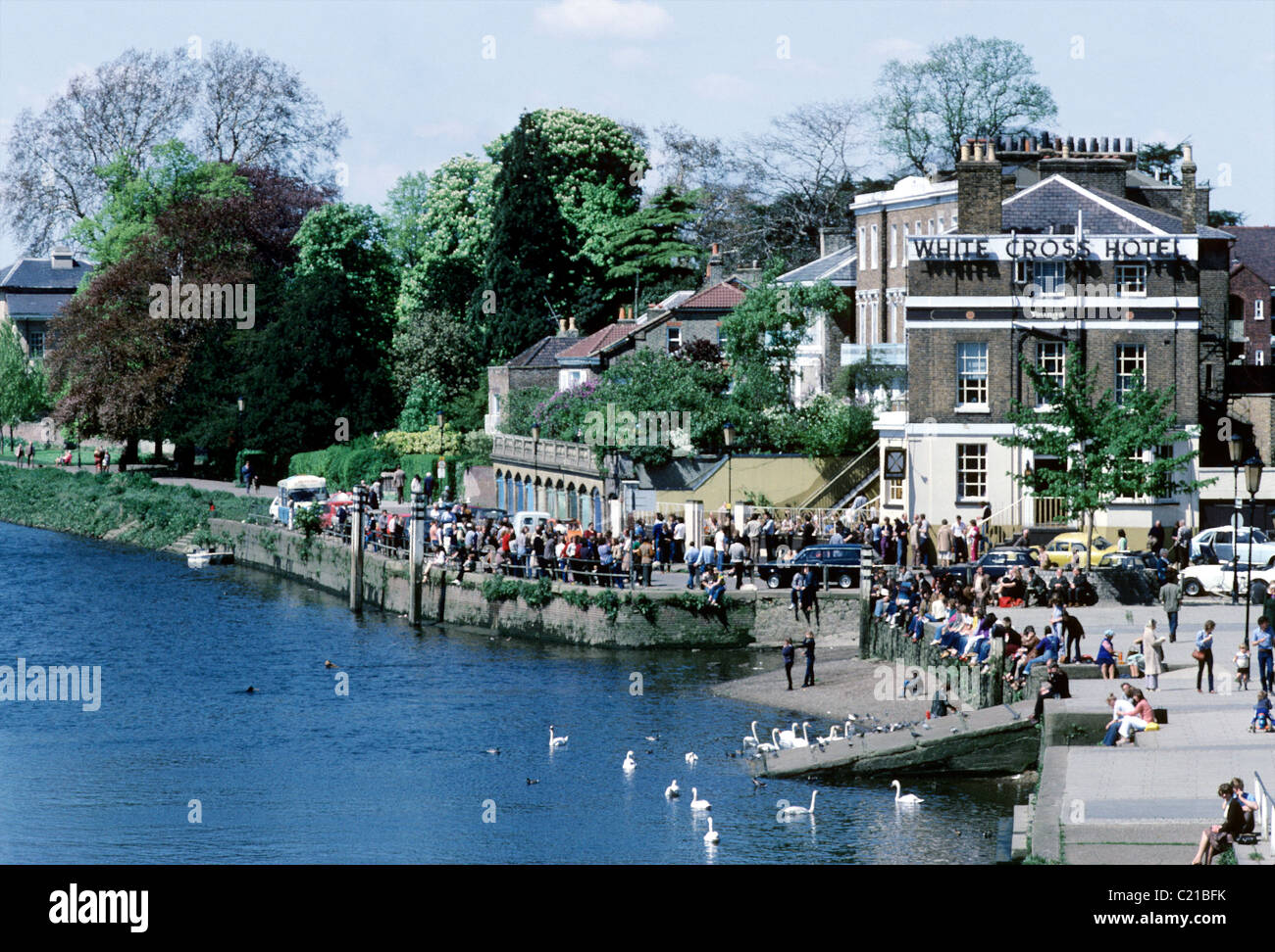 Croce Bianca Hotel e il fiume Tamigi, Richmond, Surrey in Inghilterra Inglese Regno Unito fiumi riverside pub pub alberghi persone bere Foto Stock