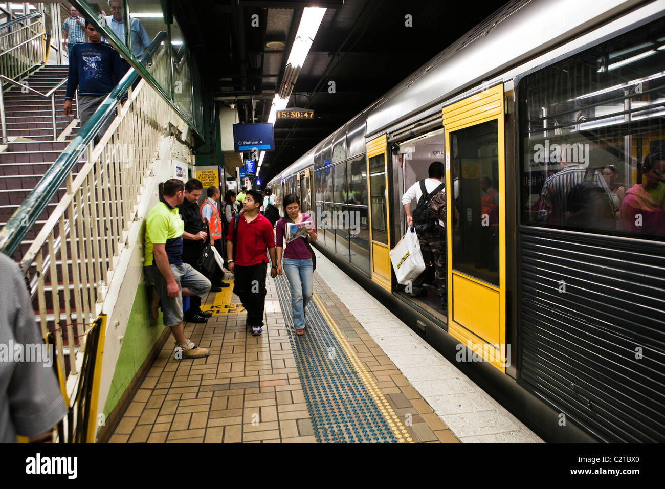 Pendolari a Wynyard stazione della metropolitana Foto Stock