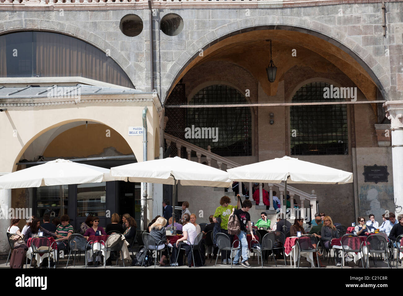 Cafe al di fuori del Palazzo della Ragione in Piazza delle Erbe a Padova Italia. Foto Stock