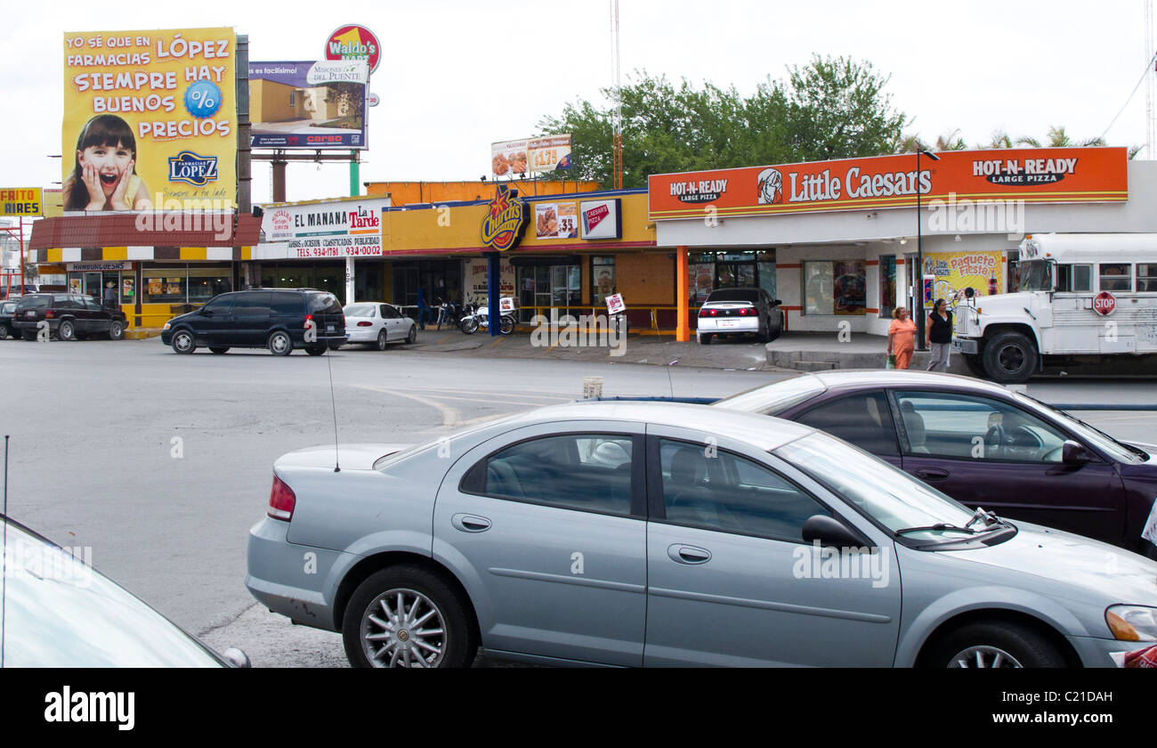 Un quartiere dello shopping nel centro di Rio Bravo, Tamaulipas, Messico. La foto mostra il franchising americano in una città tradizionale. Foto Stock