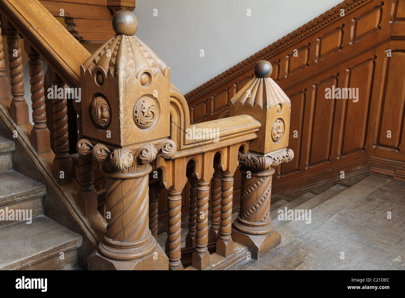 In legno intagliato bannister al University College, Università di Toronto Foto Stock