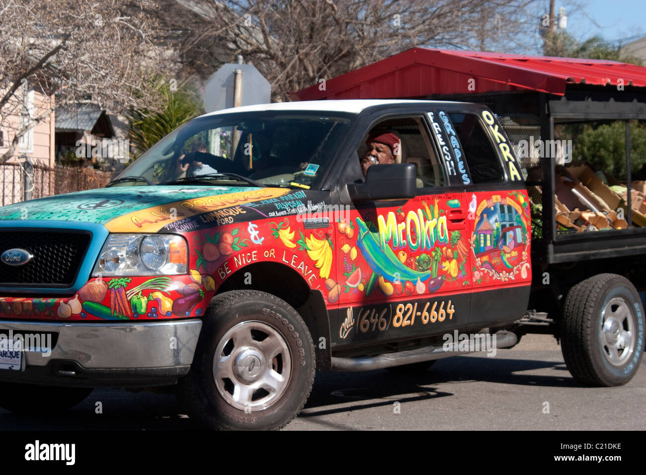 Authur Robinson, affettuosamente noto come 'Mr. L'Okra', la vendita di ortaggi in Bywater/Marigny quartiere di New Orleans. Foto Stock