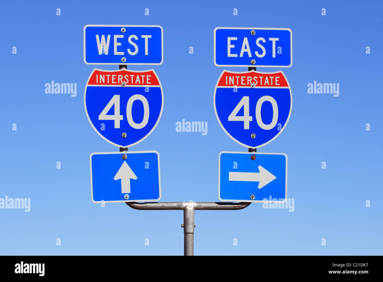 Interstate I 40 a est e a ovest della segnaletica stradale con cielo blu sullo sfondo Foto Stock