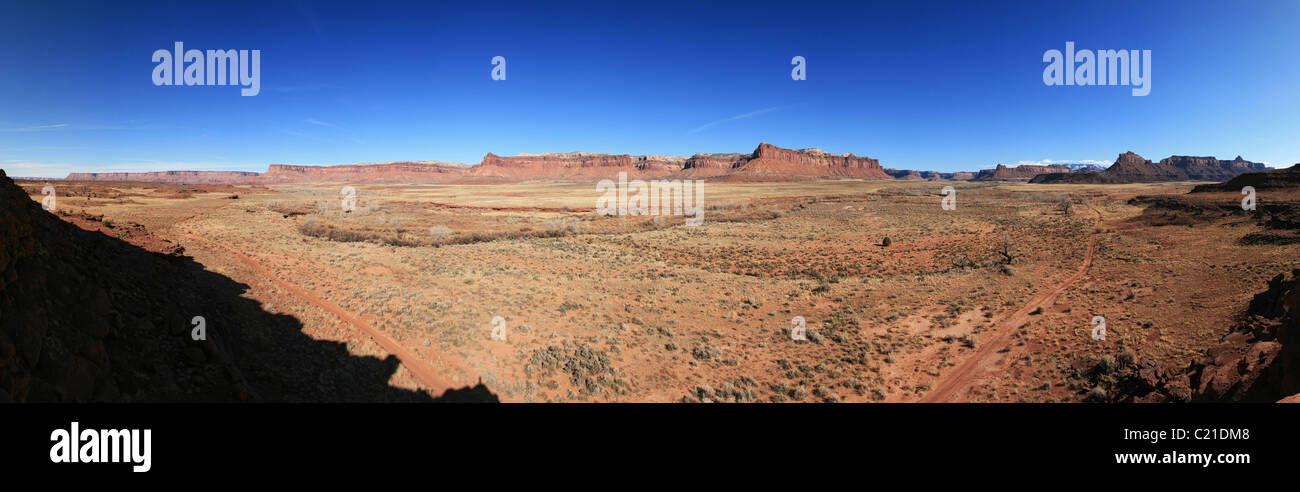 Indian Creek panorama deserto dello Utah con scogliere distanti, sterrato e sagebrush appartamenti Foto Stock