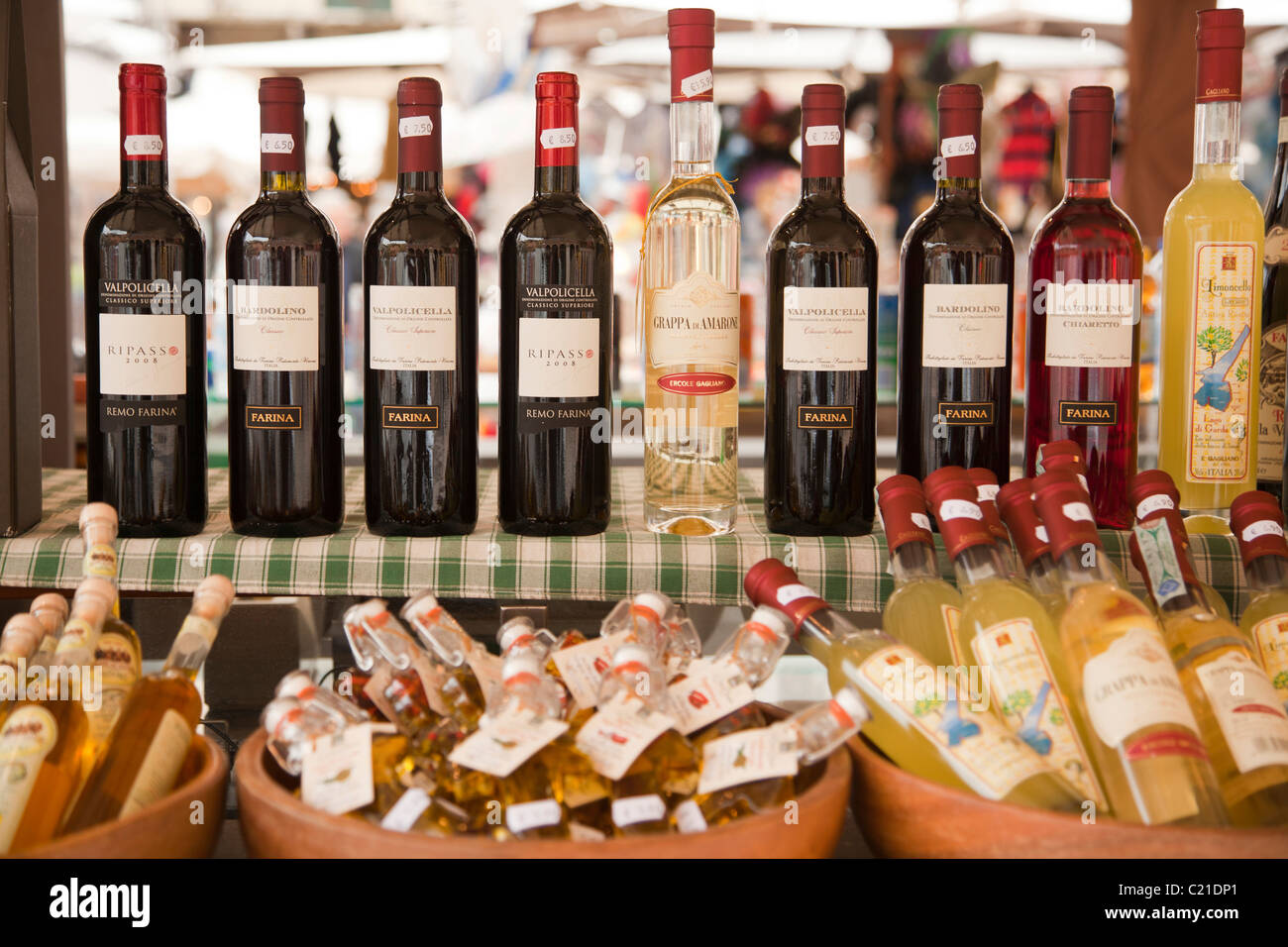Bottiglie di vino al mercato all'aperto in Padova Italia. Foto Stock