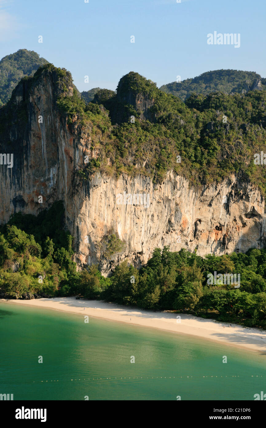 Railay west beach e la parete della tigre dalla parete Thaiwand Foto Stock