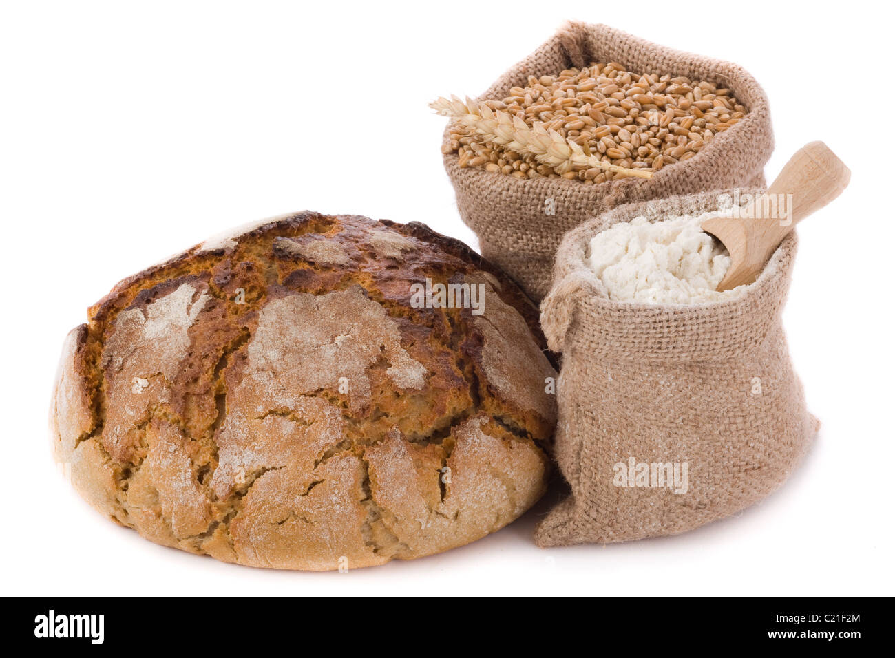 Pane fresco, grano e farina in piccoli sacchi di tela Foto Stock